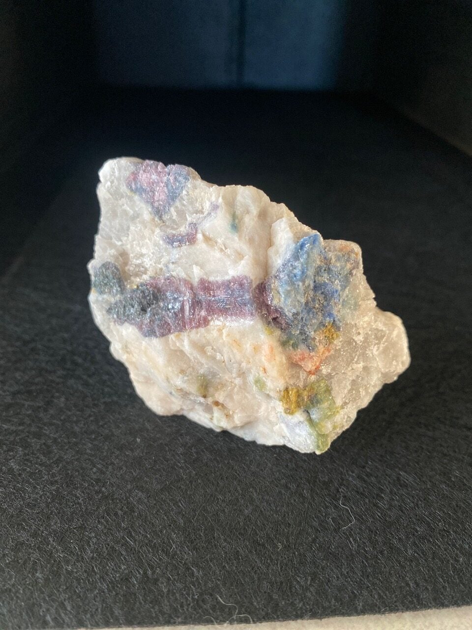 Turmalin na matrixie