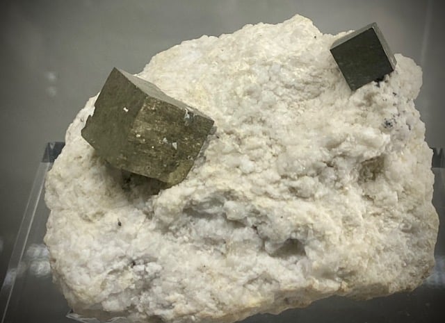 Piryt na skałce macierzystej