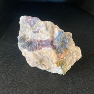 Turmalin na matrixie