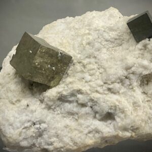 Piryt na skałce macierzystej